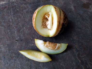 Taze ve sağlıklı kesilmiş meyve. Arka planda taş var.