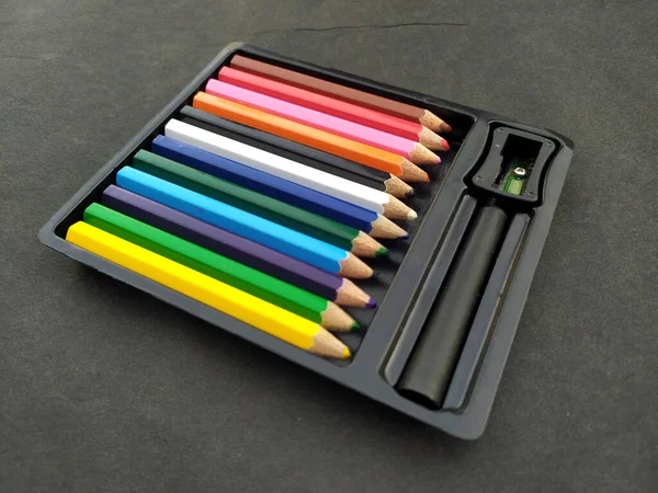 Certains Crayon Bois Coloré Isolé Sur Fond Noir — Photo