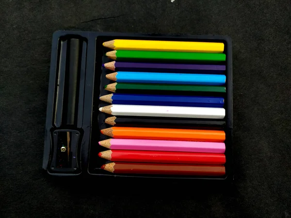 用黑色背景隔开的彩色木制铅笔 — 图库照片