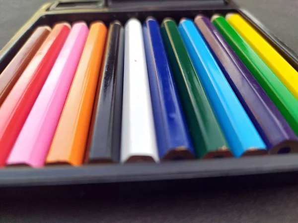 Certains Crayon Bois Coloré Isolé Sur Fond Noir — Photo