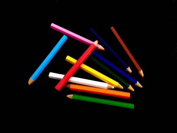 Niektóre Kolorowe Drewniane Ołówek Izolowane Czarnym Tle — Zdjęcie stockowe