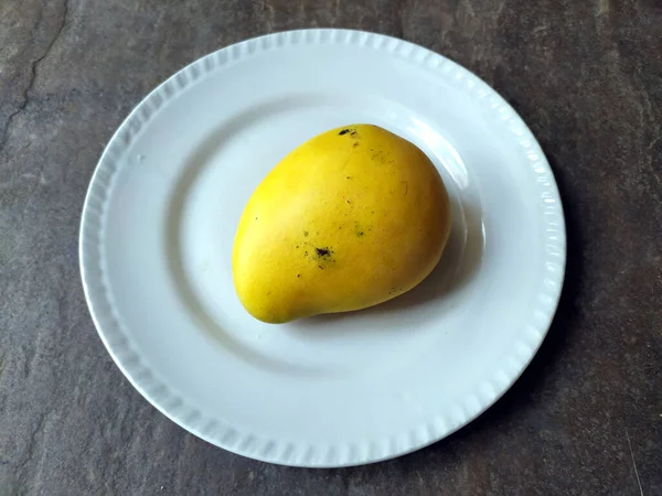 Čerstvé Sladké Žluté Mango Dát Bílého Talíře Kamenném Pozadí — Stock fotografie