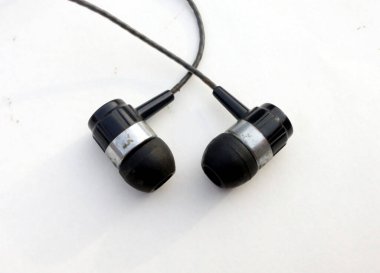 Mart telefonu siyah kulaklık beyaz arkaplanda izole