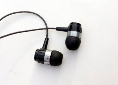 Mart telefonu siyah kulaklık beyaz arkaplanda izole