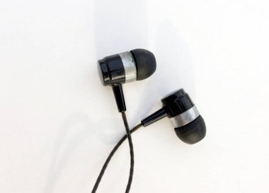 Mart telefonu siyah kulaklık beyaz arkaplanda izole