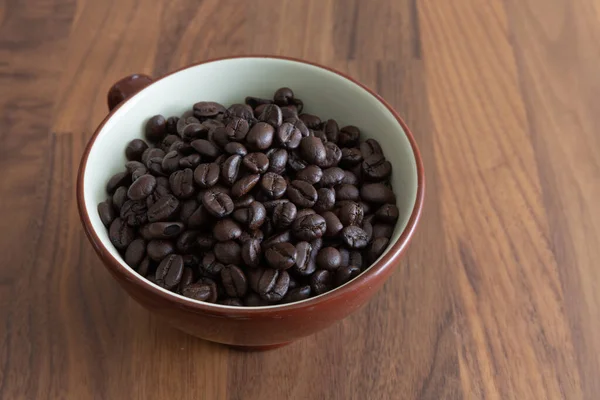 Dunkle Geröstete Kaffeebohnen Einer Tasse — Stockfoto