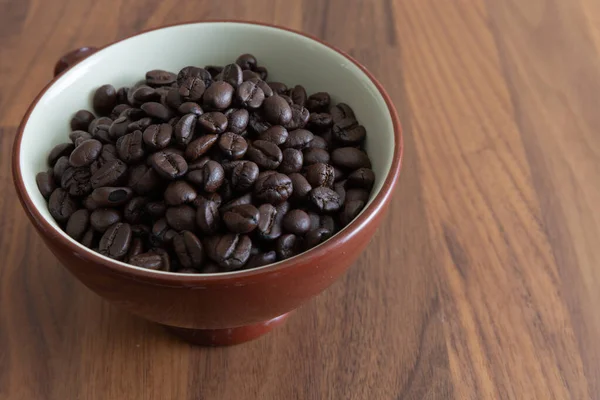 Dunkle Geröstete Kaffeebohnen Einer Tasse — Stockfoto