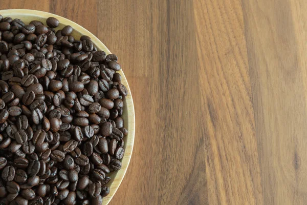 Dunkle Geröstete Kaffeebohnen Großaufnahme Auf Einem Holztisch — Stockfoto
