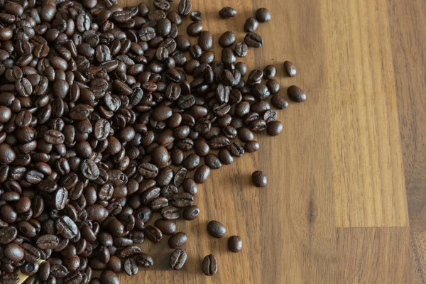 Dunkle Geröstete Kaffeebohnen Großaufnahme Auf Einem Holztisch — Stockfoto