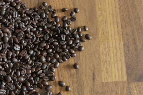 Dunkle Geröstete Kaffeebohnen Großaufnahme Auf Einem Holztisch — Stockfoto