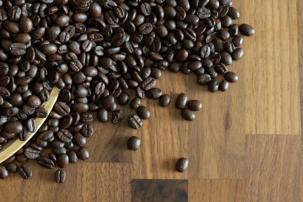 Dunkle Geröstete Kaffeebohnen Großaufnahme Auf Einem Holztisch — Stockfoto