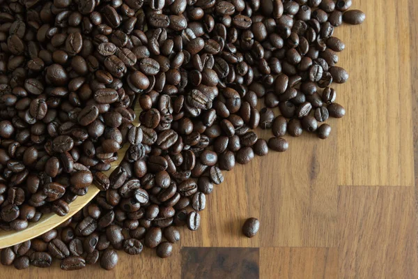 Dunkle Geröstete Kaffeebohnen Großaufnahme Auf Einem Holztisch — Stockfoto