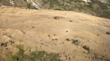 Queenstown, Yeni Zelanda 'daki helikopterden dağların görüntüsü