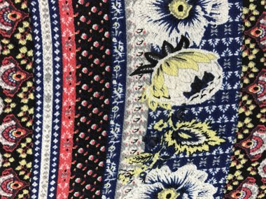 batik arka plan üzerinde güzel renkli çiçekler