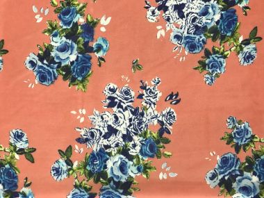 batik arka plan üzerinde güzel renkli çiçekler