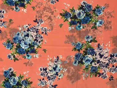 batik arka plan üzerinde güzel renkli çiçekler