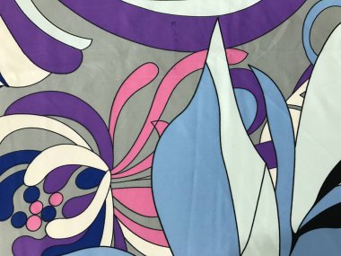 batik arka plan üzerinde güzel renkli çiçekler 