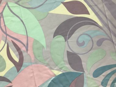 batik arka plan üzerinde güzel renkli çiçekler 