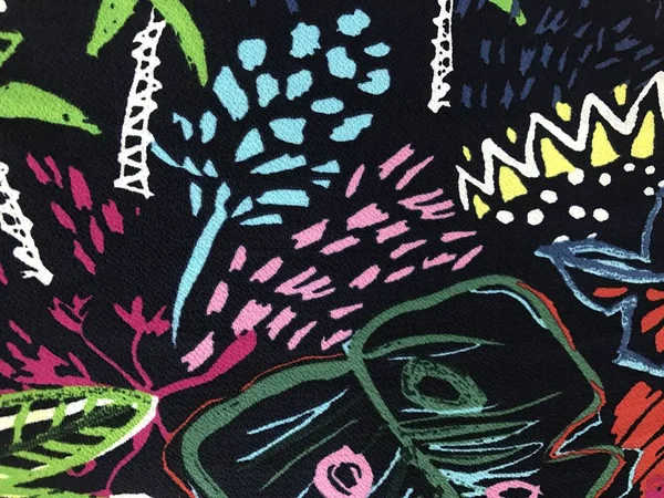 batik arka plan üzerinde güzel renkli çiçekler