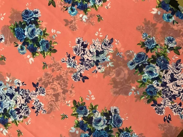 Piękne kolorowe kwiaty na tle batik — Zdjęcie stockowe