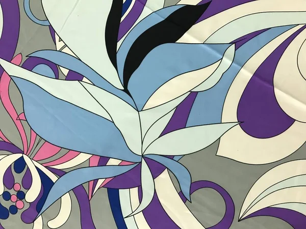 Красиві барвисті квіти на фоні батика — стокове фото