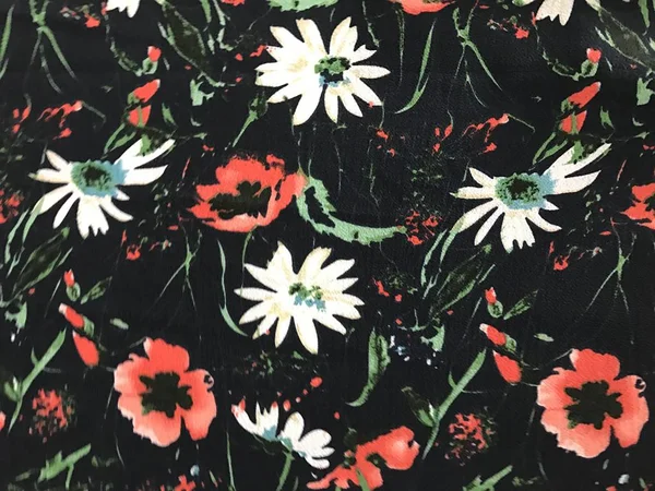 batik arka plan üzerinde güzel renkli çiçekler 