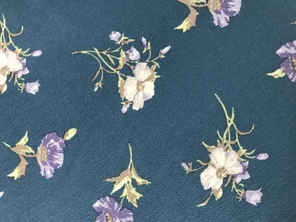 Batik arka plan üzerinde güzel renkli çiçekler — Stok fotoğraf