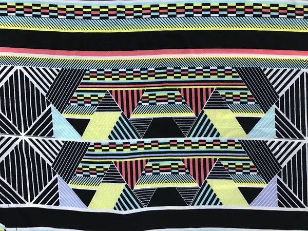 batik arka plan üzerinde güzel renkli çiçekler 