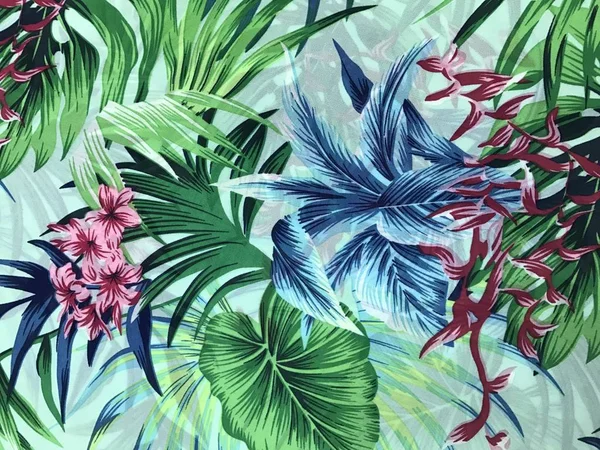 Belles fleurs colorées sur fond batik — Photo