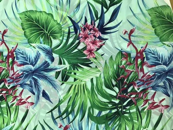 batik arka plan üzerinde güzel renkli çiçekler 