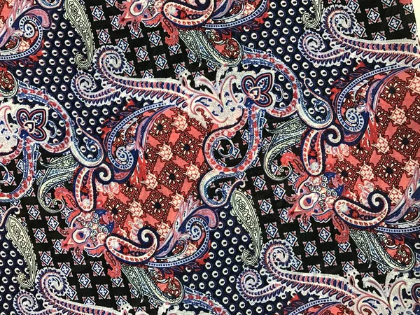 batik arka plan üzerinde güzel renkli çiçekler 