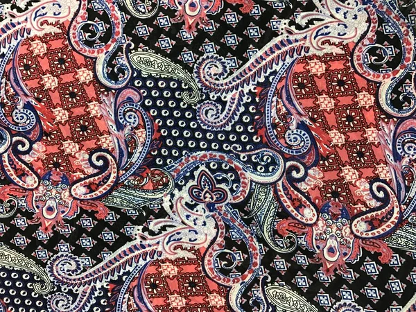 batik arka plan üzerinde güzel renkli çiçekler 