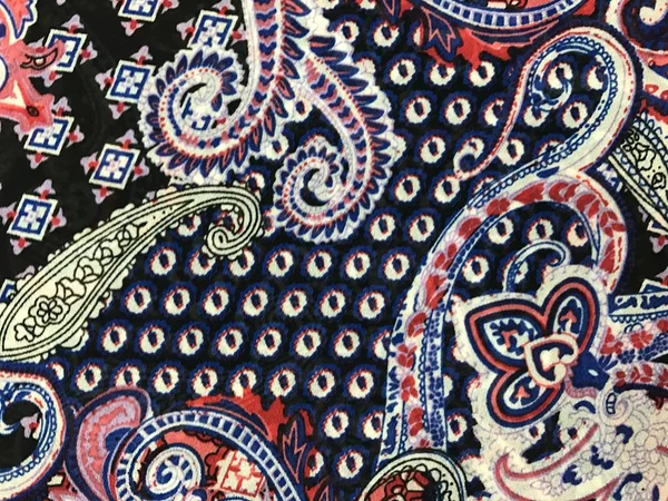 Batik arka plan üzerinde güzel renkli çiçekler — Stok fotoğraf