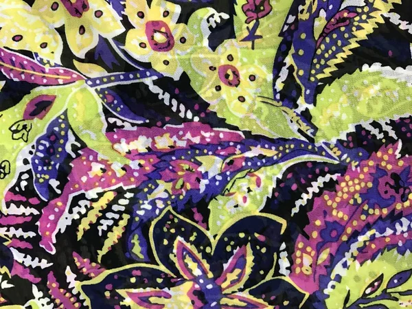 Hermosas flores de colores sobre fondo batik — Foto de Stock
