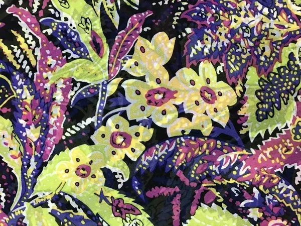 Hermosas flores de colores sobre fondo batik — Foto de Stock