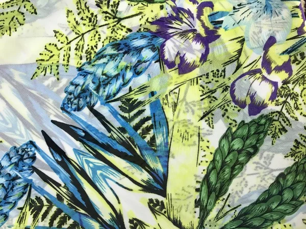 batik arka plan üzerinde güzel renkli çiçekler 