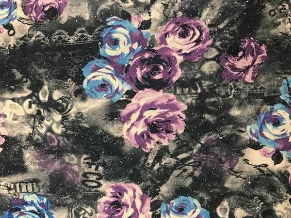 batik arka plan üzerinde güzel renkli çiçekler