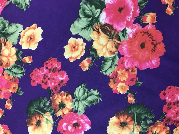 Όμορφα πολύχρωμα λουλούδια σε μπατίκ φόντο — Φωτογραφία Αρχείου