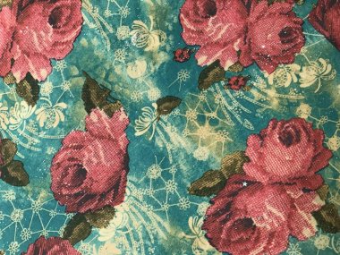 batik arka plan üzerinde güzel renkli çiçekler