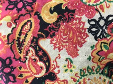 batik arka plan üzerinde güzel renkli çiçekler