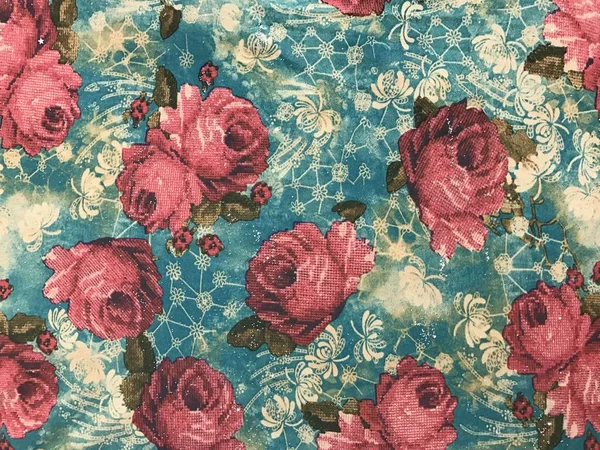 Belles fleurs colorées sur fond batik — Photo