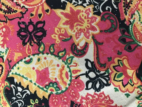 Belles fleurs colorées sur fond batik — Photo