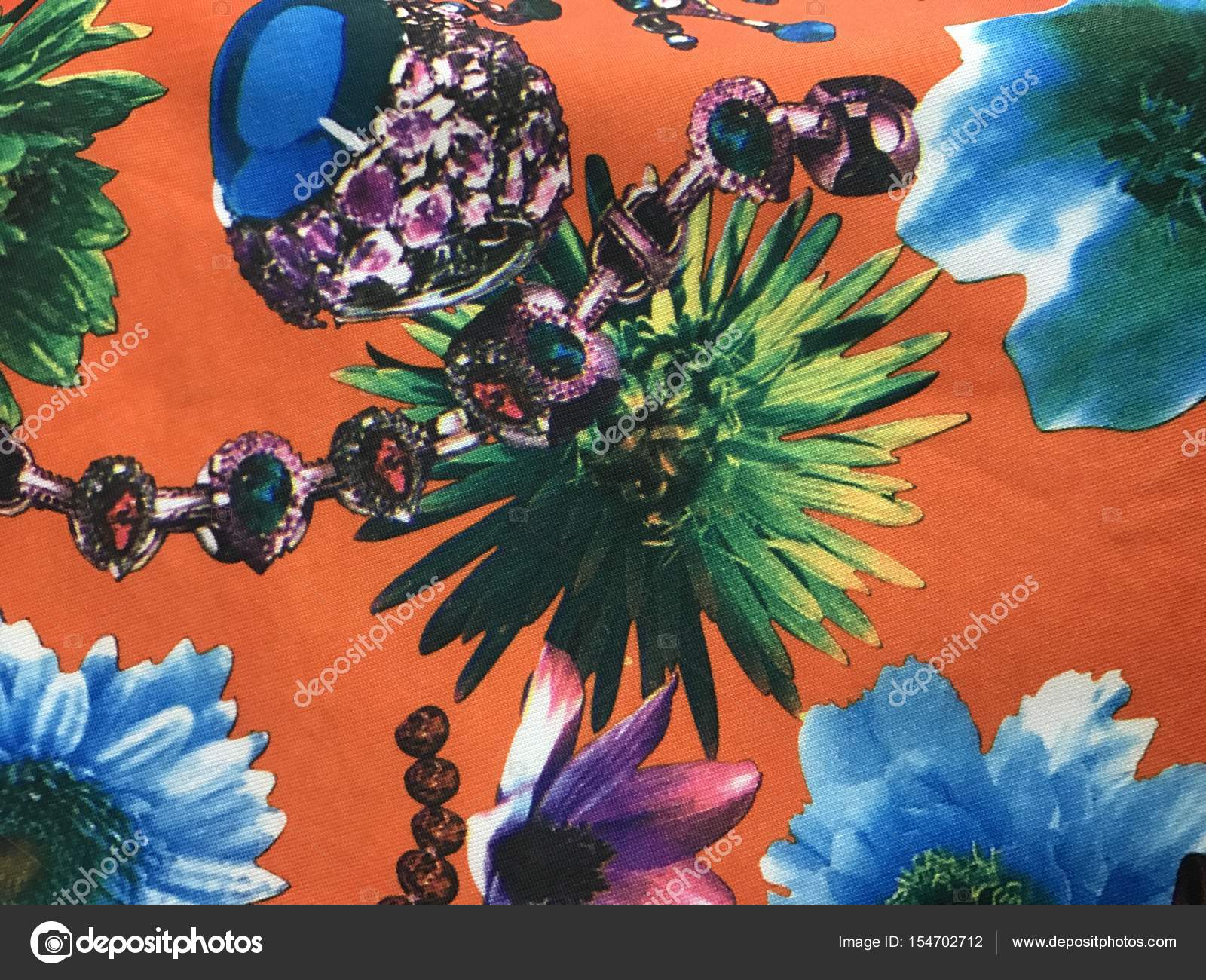 piÄkne kolorowe kwiaty na tle batik — ZdjÄcie stockowe © badins PiÄkne kolorowe kwiaty na tle batik — ZdjÄcie od badins