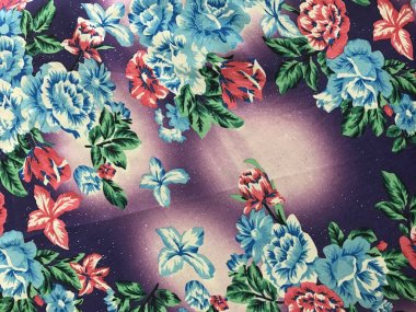 batik arka plan üzerinde güzel renkli çiçekler