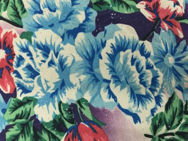 batik arka plan üzerinde güzel renkli çiçekler