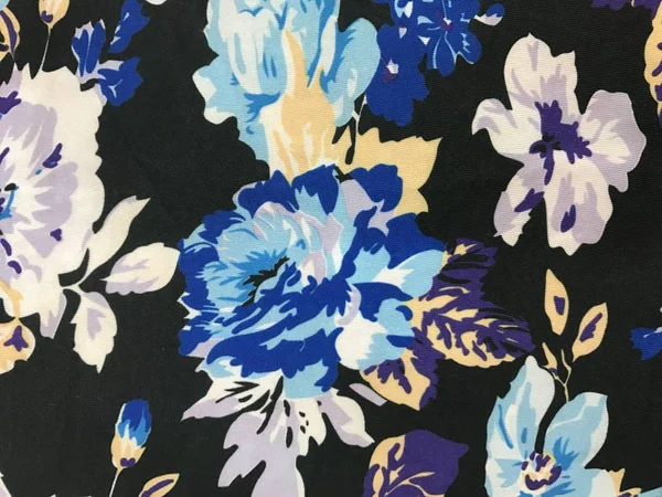 Mooie kleurrijke bloemen op batik achtergrond — Stockfoto