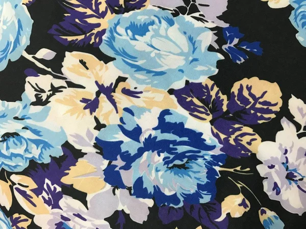 Batik Arka Plan Üzerinde Güzel Renkli Çiçekler — Stok fotoğraf