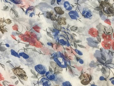 batik arka plan üzerinde güzel renkli çiçekler 