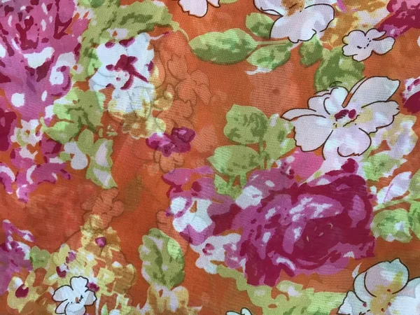 Belles fleurs colorées sur fond batik — Photo