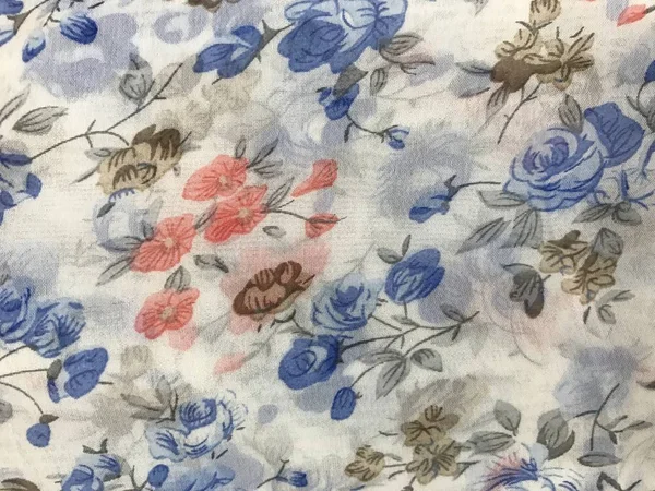 batik arka plan üzerinde güzel renkli çiçekler 